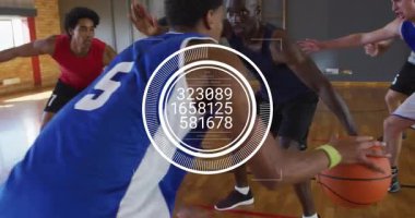 Basketbol sahasında yarışan oyuncular, spor teknolojisindeki analizleri gösteren verilerle üst üste biniyor. Atletizm, rekabet, dinamik, takım çalışması, dayanıklılık, spor, performans