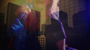Müzik teknolojisi sahnesinde şarkı söyleyen kadın şarkıcı elinde animasyonlu ufuk çizgisi grafiğiyle mikrofon tutuyor. Performans, gece hayatı, çağdaş, heyecan verici, canlı, dramatik, konser