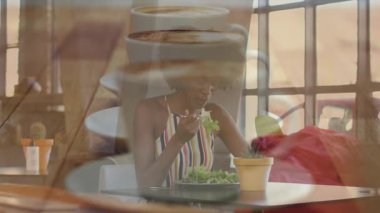 Kafe masasında yeşil salata yiyen kadın lokantası, kahve fincanı sağlık temasını ön plana çıkarıyor. Sağlıklı, sağlıklı, yaşam tarzı, iç mekan, çağdaş, doğal, huzur