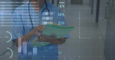 Sağlık uzmanı hastanede, yüzen veri grafikleri ve dünya haritasıyla tableti inceliyor. Tıbbi, teknoloji, tanı, dijital, analitik, sağlık, iletişim