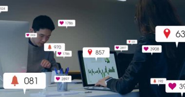 Çalışma masasında çalışan üç takım üyesi çizelgeleri, yüzen alarm simgelerini sergiliyor. İşbirliği, takım çalışması, yenilik, dijital, modern, iletişim, üretkenlik