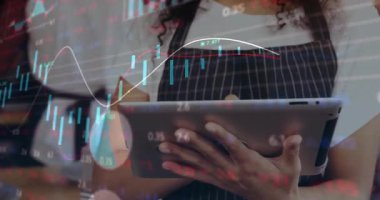 Kahve dükkanında tablet kullanan kadın barmen. Çerçevesinde hareketli borsa çizelgeleri var. Profesyonel, işbirlikçi, modern, dijital, kentsel, canlı, teknoloji