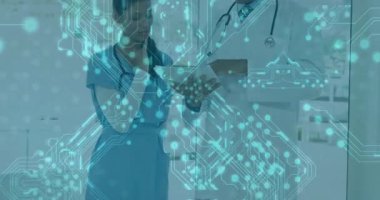 Doktor ve hemşire modern tıp ofisindeki panoyu inceliyor, içinde deniz mavisi devre kaplaması var. Tıbbi, sağlık, teknoloji, yenilik, işbirliği, profesyonellik, dijital