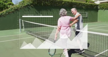 Üst düzey çiftler spor analizinde tenis kortunda el sıkışıyorlar. Atletizm, rekabet, eğlence, açık hava, refah, takım çalışması, coşku