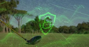 Pikselleştirilmiş yeşil kalkan golf sürücüsü başının üzerinde süzülüyor, dijital güvenlik ağı örtüsü sergiliyor. Ekipman, koruma, yenilik, teknoloji, açık hava, spor, güvenlik