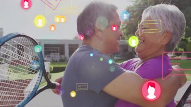 Üst düzey çiftler mahkemede raketlerle sarılıp sohbet baloncukları ve kullanıcı simgeleriyle mesajlaşma uygulamalarını gösteriyorlar. Kutlama, bağlantı, canlılık, açık hava, yaşam tarzı, mutluluk, eğlence