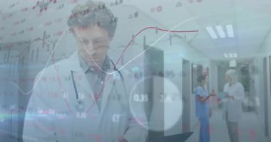 Hastane koridorunda duran erkek doktor, canlandırılmış grafik simgeleri ve veri örtüleriyle etkileşimde. Tıbbi, sağlık, klinik, profesyonellik, takım çalışması, teşhis, organizasyon
