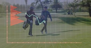 Golf sahasında yürüyen iki adam, sergilenen finans haritaları, 3D ızgara ve çizgi grafiği. Sporcular, strateji, işbirliği, açık hava, modern, profesyonellik, eğlence