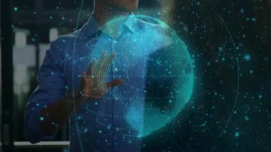 Yetişkin bir adam holografik küreye doğru hareket ediyor, iş arkadaşı izliyor, finans teknisyenlerini gösteriyor. Gelecekçi, yenilikçi, teknoloji, işbirliği, dijital, kurumsal, dinamik