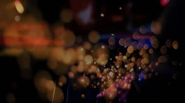 Müzik performansında çalışan kadın oyuncu, animasyon kıvılcımları etrafa saçılıyor. Performans, canlı müzik, endüstriyel, dinamik, canlı, konser, sanatsal
