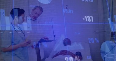 Doktor ve hemşire hastane odasındaki hastanın hayati değerlerini inceliyor. Dijital bar tabloları yüzüyor. Tıbbi, sağlık, tanı, klinik, profesyonel, teknolojik, analitik