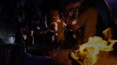 Eğitimde şeffaf şişeye ulaşan kadın, animasyon meşale simgeleri ve veri çubuklarıyla. Gece, toplanma, orman, ayin, aydınlanma, yoldaşlık, bağlantı