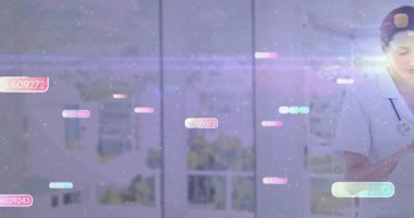 Kadın sağlık uzmanı elinde tablet tutuyor, hastanedeki yüzen sağlık kodlarını inceliyor. Tıbbi, teknoloji, profesyonel, modern, klinik, dijital, yenilikçi