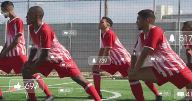Sosyal medya ikonları pazarlama istatistiklerini sergilerken, bir grup futbolcu sahada geriniyor. Atletizm, takım çalışması, canlılık, açık hava, egzersiz, motivasyon, iletişim