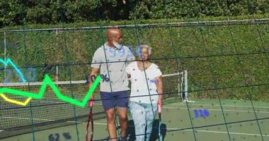 Olgun bir adam, tenis kortunda yürüyen yaşlı bir kadın, mavi şebeke üzerinde finansal çizgiler gösteriyor. Atletik, sağlıklı yaşam, arkadaşlık, aktif yaşam tarzı, açık hava eğlencesi, sağlıklı yaşam, modern tasarım.