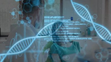 Tıbbi klinikte uzanan kadın hasta holografik DNA sarmallarını ve veri panellerini inceliyor. Tıbbi, sağlık, fütüristik, yenilik, analiz, araştırma, teknoloji