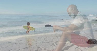 Sörf tahtasıyla suya dalan bir kadın, babası izliyor, sağlık tablosu ve kalp ikonu gösteriyor. Plaj, okyanus, eğlence, aile, açık hava, macera, rahatlama