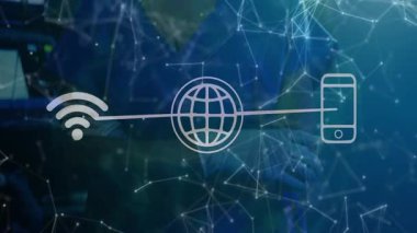 Teknoloji odasında Wifi Globe akıllı telefon simgelerini vurgulayan ağ haritası sunan kadın bir tıp çalışanı. Sağlık, teletıp, dijital sağlık, bağlantı, yenilik, profesyonellik, fütüristik