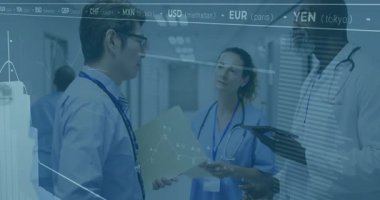 Hastane koridorunda hasta verilerini, yüzen çizelgeler ve para kodlarıyla tartışan tıbbi ekip. Sağlık, işbirliği, dijital, teknoloji, profesyonellik, yenilik, takım çalışması