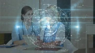 İki tıp uzmanı klinik laptopunda parlayan ağ küresini gösteren verileri inceliyor. İşbirliği, sağlık, tanı, dijital, yenilik, takım çalışması, profesyonel