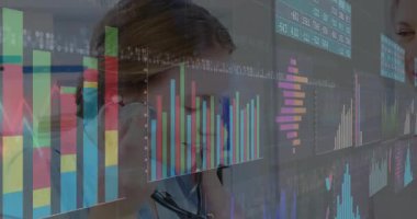 Klinikte steteskop takan tıp uzmanları animasyon bar çizelgeleri ve veri panelleri hazırlıyorlar. Sağlık, işbirliği, teknoloji, profesyonellik, analiz, tanı, analitik