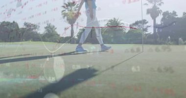 Golf sahasında bayrak direğinin yanında top yakalamak için bükülen kadın golfçü, finansal tabloları örtüyor. Atletik, boş, modern, profesyonel, açık hava, canlı, stratejik