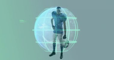 Futbol oyuncusu kaskını kalçasında tutuyor, holografik küresi ve kodlu teknoloji sahnesini sergiliyor. Sporcu, spor, dijital, gelecekçi, teknoloji, yenilik, güç