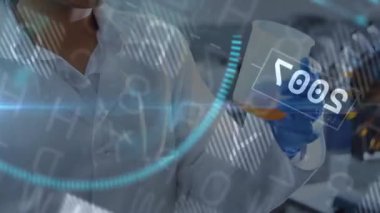 Teknoloji laboratuvarında turuncu çözeltiyi inceleyen eldiven giyen kadın bilim adamı dijital HUD grafiklerini örtüyor. Araştırmacı, yenilikçi, fütürist, analitik, kesinlik, keşif, teknoloji