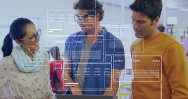 İş yerindeki üç iş arkadaşı yüzen çizelgeler ve grafikler kullanarak dizüstü bilgisayarın etrafında iş birliği yapıyorlar. Yenilik, takım çalışması, dijital, modern, üretkenlik, iletişim, analitik