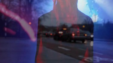 Geniş kenarlı şapka takan kadın gece yol kenarında duruyor ve animasyon teknolojili ışık çizgileri var. Huysuz, sinematik, kara film, şehirli, yansıtıcı, gizemli, cazibeli