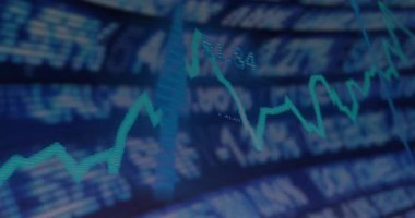 Teal çizgisi grafiği mavi borsa saat arkaplanında hareket ediyor, siluetli iletim kulelerini gösteriyor. Finansal görselleştirme, enerji altyapısı, dijital veri, piyasa analizleri, teknolojik yenilik, soyut diyagram, yatırım analizi
