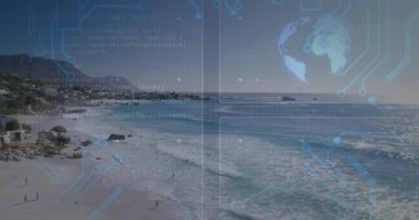 Köpüklü kıyı şeridi dalgaları kıyı sahnesinde, devre çizgileri ve HUD panelleri olan dijital örtüleri gösteriyor. Deniz manzarası, teknoloji, fütürizm, manzara, kıyı, dijital arayüz, yenilik
