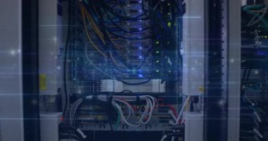 Ağ rafı 3 boyutlu olarak canlandırılıyor, yanıp sönen LED 'ler ve HUD kaplama ögeleri gösteriliyor. Teknoloji, veri merkezi, siber güvenlik, dijital altyapı, bağlantı, bilgi teknolojisi, modern