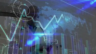 Erkek doktor, klinik laboratuarında holografik veri tablolarını ve noktalı dünya haritasını analiz ediyor. Teknoloji, yenilik, analitik, sağlık, dijital, fütüristik, profesyonel