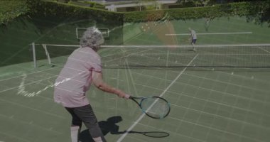 Sahada tenis raketi sallayan son sınıf öğrencisi bir kadın. Animasyon sağlık çizelgesi ve interneti gösteriyor. Açık hava, spor, atletik, arkadaşlık, eğlence, canlı, enerjik