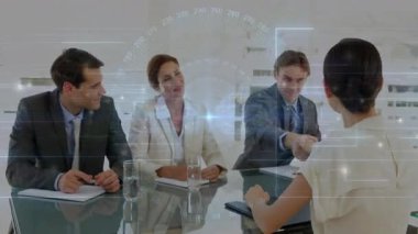 İş görüşmesinde el sıkışan kadın aday dijital arayüz örtüşmesi sergiliyor. Profesyonel, ağ oluşturma, yenilik, şirket, işbirliği, fütüristik, resmi