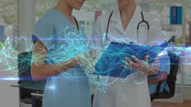 Doktor ve hemşire, klinikteki verileri holografik dalga boyu örtüşen panolarla gözden geçiriyorlar. Sağlık, profesyonellik, yenilik, teknoloji, işbirliği, tıbbi, klinik