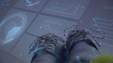 Düz tasarım, spor ayakkabılarla ayakların dinlenme görüntüsünü sunar. Tenis topu ve HUD kaplamalarıyla. Atletik, ayakkabı, spor giyim, dijital, teknoloji, fitness, veri görselleştirme