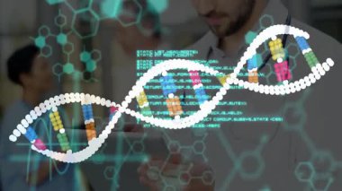 Tıbbi laboratuvarda holografik DNA sarmalını inceleyen erkek doktor yüzen altıgen örtüleri gösteriyor. Biyoteknoloji, yenilik, fütüristik, işbirliği, bilimsel, dijital, araştırma
