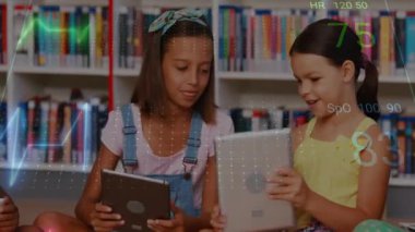 Sağlık eğitimi için kütüphanede tablet kullanan kızlar, animasyon HR SpO2 RR dalga formu grafikleri gösteriyor. Teknoloji, eğitim, yenilik, gençlik, fütüristik, işbirliği, bilgi