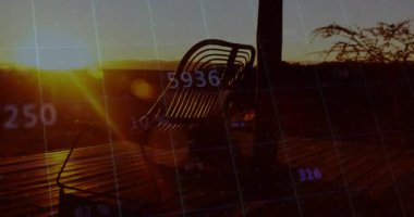 Gün batımında ahşap güvertede siluet canlandırması, sayısal verilerle dijital ızgarayı gösteriyor. Gelecek, teknoloji, minimalist, açık hava, manzara, gün batımı, dijital