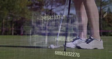 Golf sopası ve topla oynamak yeşilde görselleştiriliyor, artırılmış gerçeklik çizgileri gösteriyor. Spor, kesinlik, teknoloji, açık hava, performans, yenilik, fitness