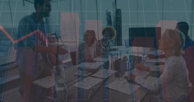 Modern ofisteki basılı grafikleri tartışan bir grup profesyonel, finansal grafik şebekesini örtüyor. Kurumsal, stratejik, işbirlikçi, yenilikçi, veriye dayalı, profesyonel, modern