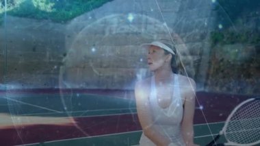 Kadın tenisçi ters vuruş hazırlıyor. Veri ölçüleri ve düğümleriyle spor teknolojisi sergiliyor. Sporcu, spor, fitness, aktif giyim, dijital, yenilik, modern