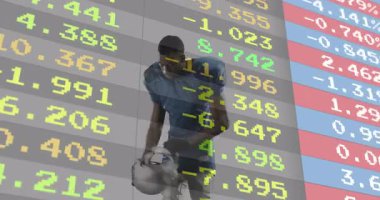 Futbolcu profilde duruyor, spor analitik teknolojisinde gerçek zamanlı dijital numaralar gösteriyor. Sporcu, spor, teknoloji, performans, gelecek, güç, enerji