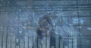 Kafkas iş kadınının akıllı telefondan konuştuğu veri işleme görüntüsü. küresel iş, finans, bağlantılar ve dijital arayüz konsepti dijital olarak oluşturulmuş görüntü.