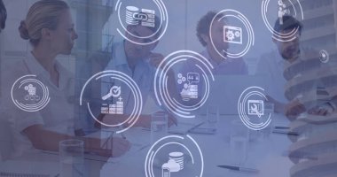 Teknoloji simgeleri mavi arkaplanda çeşitli iş adamlarının ofiste konuştuğu görüntüler. küresel iş, teknoloji ve iletişim konsepti dijital olarak oluşturulmuş görüntü.