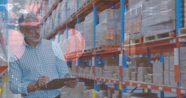 Melez bir depo çalışanının mali veri işleme görüntüsü. küresel gönderim, dağıtım, iş, veri işleme ve teknoloji konsepti dijital olarak oluşturuldu.