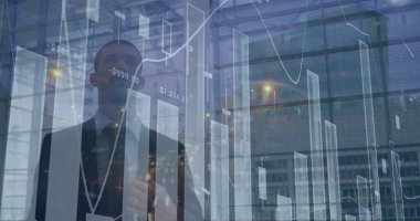 Kafkas işadamının yürümesi üzerine veri işleme görüntüsü. küresel iş, finans, bağlantılar ve dijital arayüz konsepti dijital olarak oluşturulmuş görüntü.