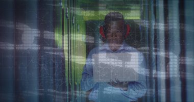 Sunucu odasındaki Afrikalı Amerikalı erkek çalışanın veri işleme görüntüsü. küresel teknoloji ve dijital arayüz kavramı dijital olarak oluşturulmuş görüntü.